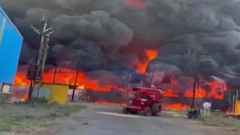 नासिक के सिन्नर औद्योगिक क्षेत्र की एक फैक्ट्री में लगी भीषण आग