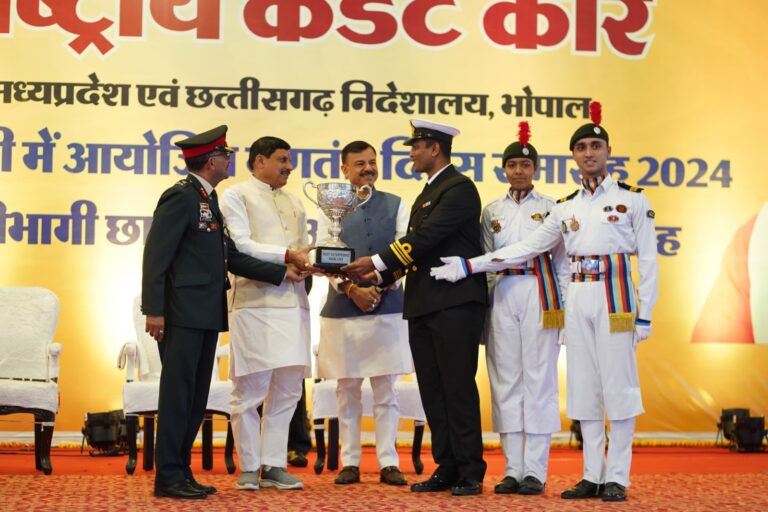 CM डॉ. मोहन यादव ने राष्ट्रीय कैडेट कोर के प्रतिभागी छात्र-छात्राओं को मेडल्‍स एवं पुरस्कार राशि प्रदान कर किया सम्मानित