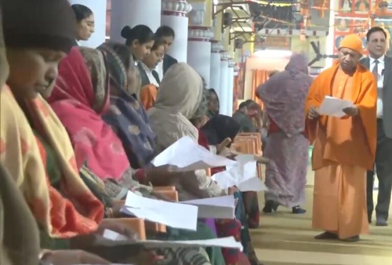 उप्र: CM योगी ने अपने ‘जनता दर्शन’ कार्यक्रम के दौरान जनता की शिकायतें सुनी