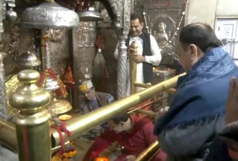 हिमाचल प्रदेश: भाजपा के राष्ट्रीय अध्यक्ष जेपी नड्डा ने कांगड़ा देवी मंदिर में की पूजा-अर्चना