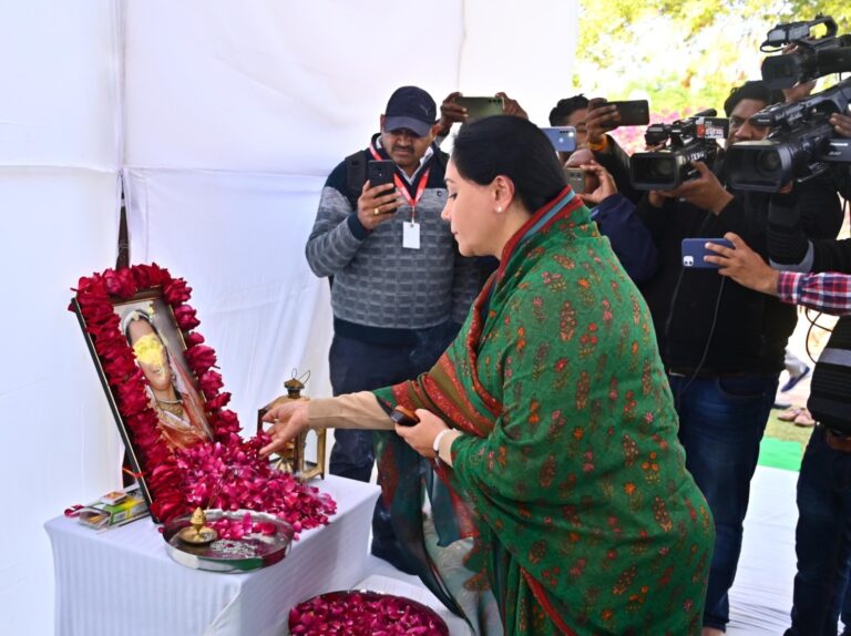 उप मुख्यमंत्री दीया कुमारी पहुंची जोधपुर, पूर्व सांसद मानवेंद्र सिंह की पत्नी चित्रा सिंह को दी श्रद्धांजलि