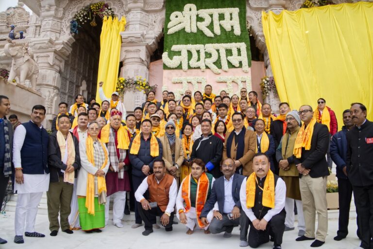 अरुणाचल प्रदेश के CM पेमा खांडू ने अपने मंत्रिमंडल के साथ अयोध्या में राम मंदिर के किए दर्शन