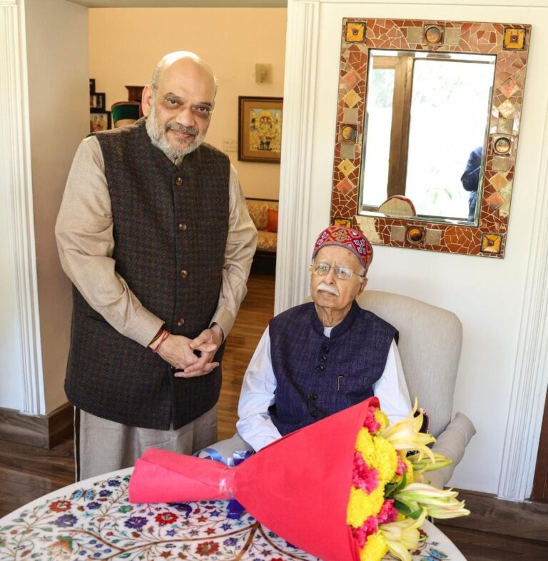 केंद्रीय गृह मंत्री अमित शाह ने आज दिल्ली में बीजेपी के वरिष्ठ नेता लाल कृष्ण आडवाणी से की मुलाकात
