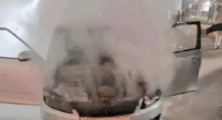 मुंबई से भिवंडी जा रही चलती कार में लगी आग