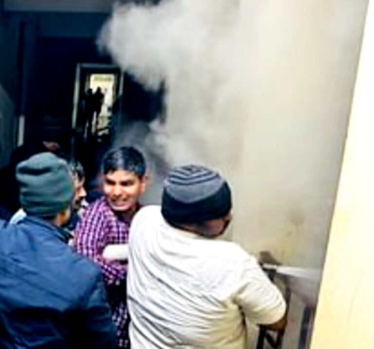 वाराणसी : बीएचयू के सुश्रुत हॉस्टल में लगी भीषण आग