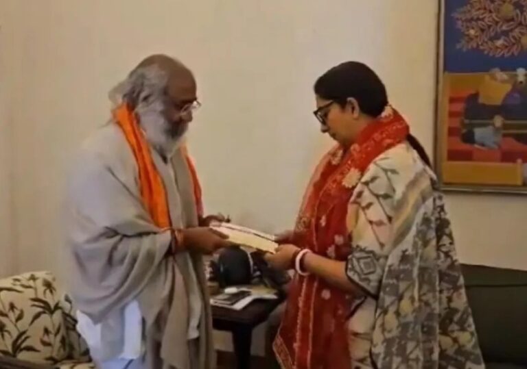 कांग्रेस नेता आचार्य प्रमोद कृष्णम ने केंद्रीय महिला एवं बाल विकास मंत्री स्मृति ईरानी से की मुलाकात