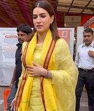 मुंबई : फिल्म की रिलीज से पहले सिद्धिविनायक मंदिर पहुंची अभिनेत्री कृति सेनन