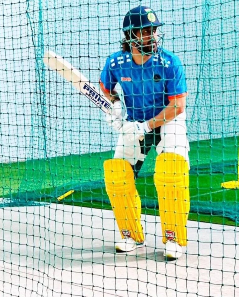 पूर्व क्रिकेटर एमएस धोनी अपने बचपन के दोस्‍त की कंपनी के स्टिकर वाले बैट के साथ अभ्‍यास करते देखे गए, तस्‍वीर हुई वायरल