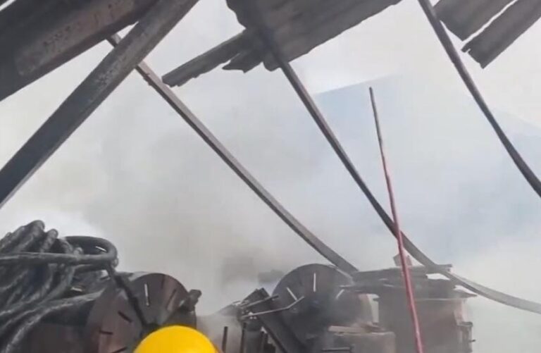 गाजियाबाद के औद्योगिक क्षेत्र में गत्ते की फैक्ट्री में लगी भीषण आग