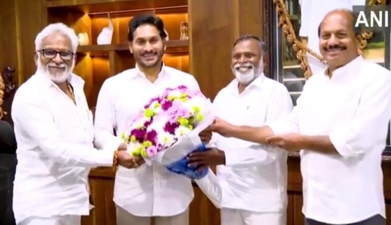 आंध्र प्रदेश: सीएम वाईएस जगन मोहन रेड्डी ने विजयवाड़ा में पार्टी के नवघोषित तीन राज्यसभा उम्मीदवारों से मुलाकात की