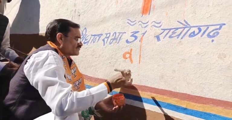गांव चलो अभियान के तहत बीजेपी प्रदेश अध्यक्ष VD शर्मा ने किया “एक बार फिर से मोदी सरकार” के संकल्प के साथ दीवार लेखन