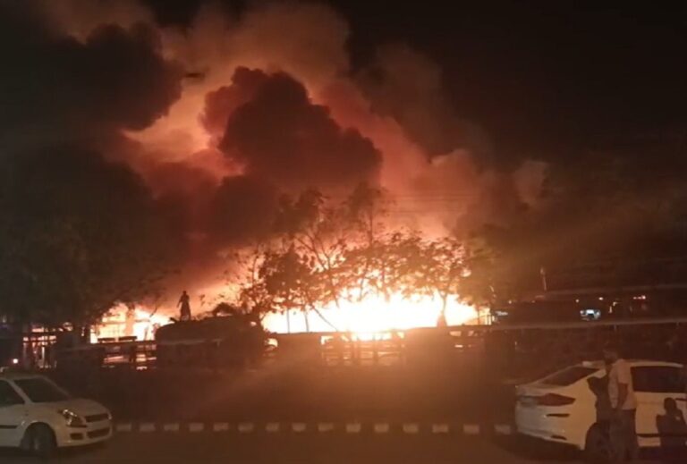 गुजरात: रिलायंस मॉल में लगी भीषण आग