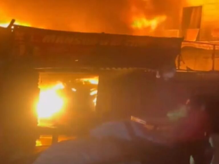 दिल्ली: एक घर में लगी भीषण आग