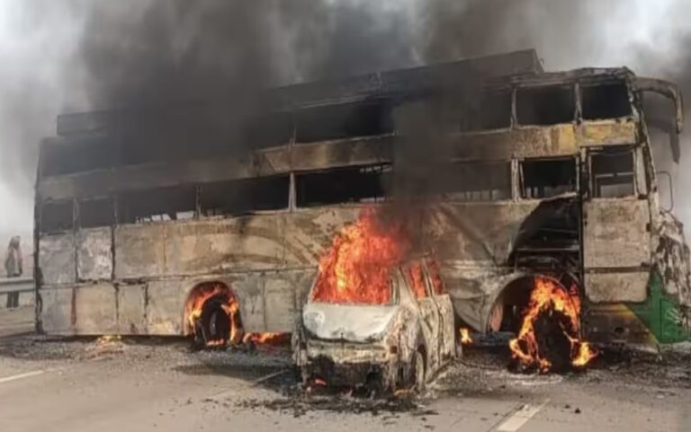 यमुना एक्सप्रेस वे पर बस से टकराई कार में लगी आग, 4 लोगों की हुई मौत