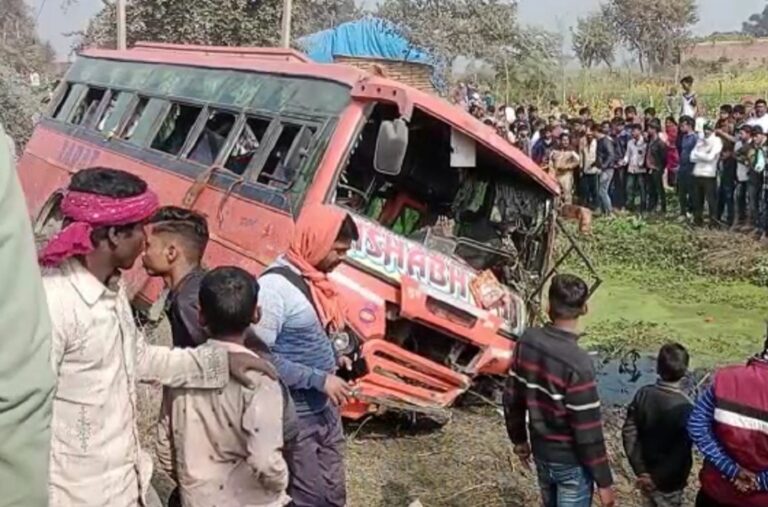बिहार: अनियंत्रित होकर पलटी यात्रियों से भरी बस, 2 लोगों की मौत