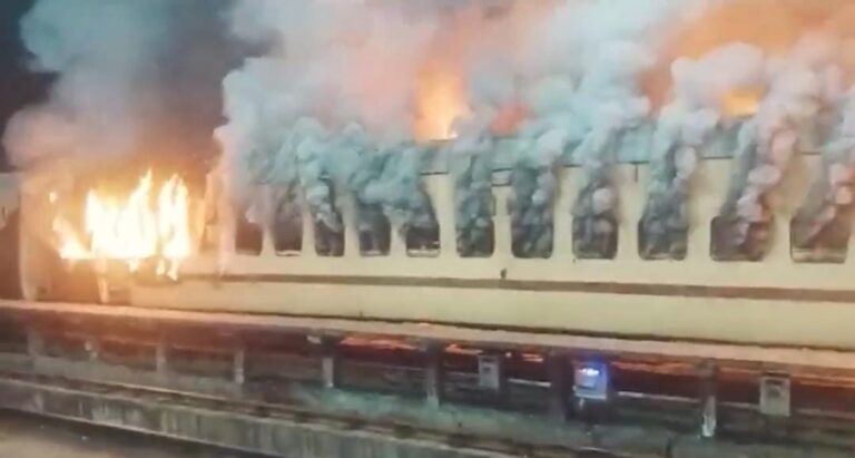 पुणे यार्ड में खड़ी ट्रेन के डिब्बे में लगी भीषण आग