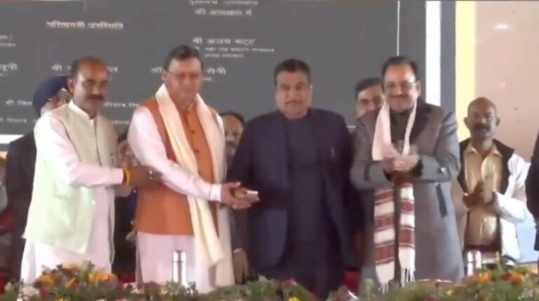 केंद्रीय सड़क परिवहन और राजमार्ग मंत्री नीतिन गडकरी ने टनकपुर में 8 राष्ट्रीय राजमार्ग परियोजना का शिलान्यास किया