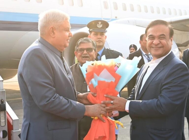 उपराष्ट्रपति जगदीप धनखड़ पहुंचे असम, CM हिमंत बिस्वा शर्मा ने किया स्‍वागत