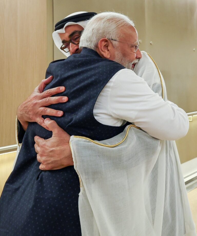 PM मोदी पहुंचे अबु धाबी, UAE के राष्ट्रपति शेख मोहम्मद बिन जायद अल नाहयान ने गले लगाकर किया स्वागत