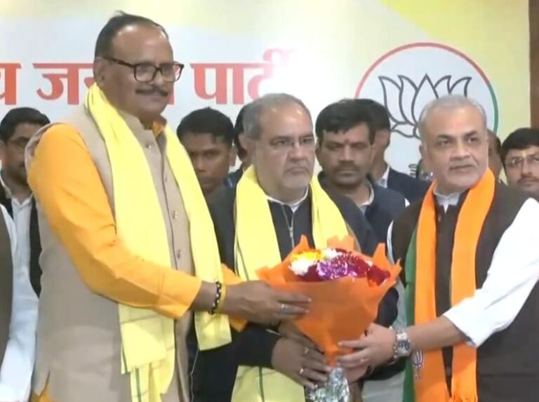 उप्र : कांग्रेस से इस्तीफा देकर BJP में शामिल हुए पूर्व PM लाल बहादुर शास्त्री के पोते विभाकर शास्त्री