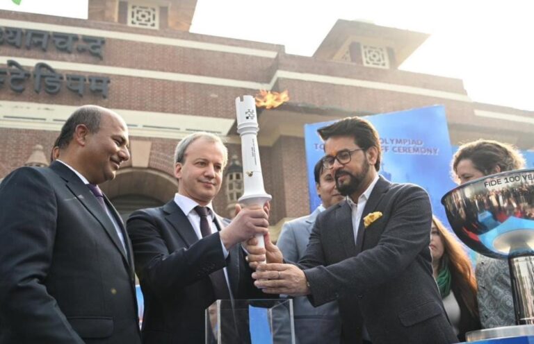 केंद्रीय खेल मंत्री अनुराग ठाकुर ने बुडापेस्ट को शतरंज ओलंपियाड मशाल सौंपी
