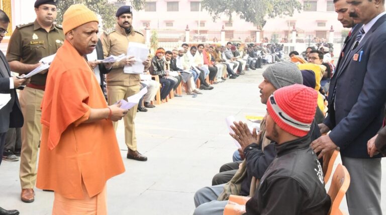 उप्र: CM योगी ने जनता दर्शन में सुनी 500 लोगों की समस्याएं, अधिकारियों को दिए महत्‍वपूर्ण दिशा निर्देश