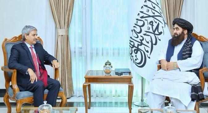 India-Afghanistan: भारतीय राजनयिक सिंह और अफगान विदेश मंत्री मुत्तकी के बीच वार्ता, इन मुद्दों पर हुई चर्चा India-Afghanistan: भारतीय राजनयिक सिंह और अफगान विदेश मंत्री मुत्तकी के बीच वार्ता, इन मुद्दों पर हुई चर्चा