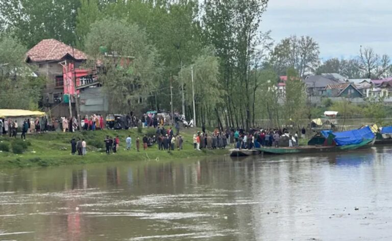 Jammu Kashmir:  झेलम नदी में नाव पलटने से 6 की मौत, पांच को बचाया गया