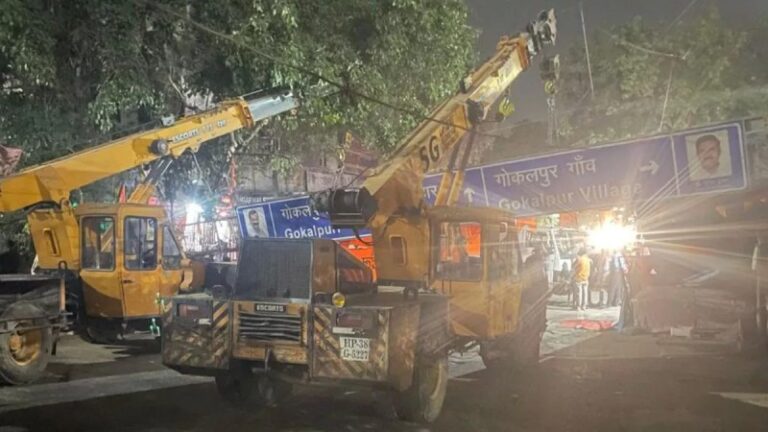 दिल्ली: ट्रक की टक्कर से गिरा होर्डिंग, चपेट में आया एक युवक बुरी तरह जख्मी; दो वाहन क्षतिग्रस्त
