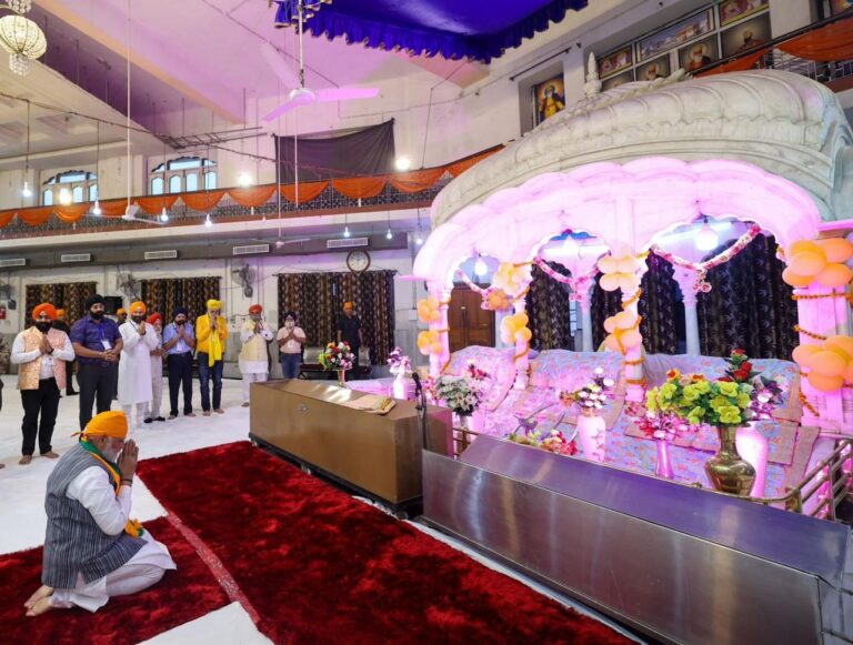 Kanpur: Prayed at Gurudwara Sri Kirtangarh Sahib, Gumti- PM Modi