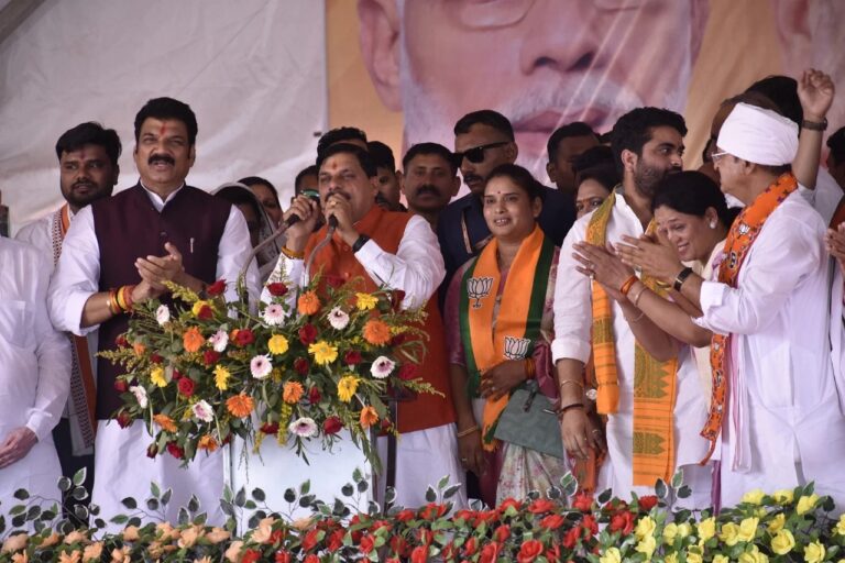 MP : कांग्रेस को मप्र में एक और झटका, बीना विधायक निर्मला BJP में शामिल, सीएम यादव की सभा में थामा कमल