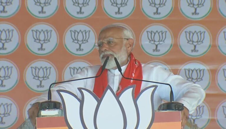 इटावा में बोले PM मोदी, कहा – शाही परिवार का वारिस मुख्यमंत्री, प्रधानमंत्री बनें, यह कुप्रथा एक चायवाले ने तोड़ी