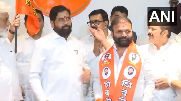 शिवसेना (UBT) की पूर्व जिला इकाई प्रमुख विजय करंजकर शिवसेना में शामिल