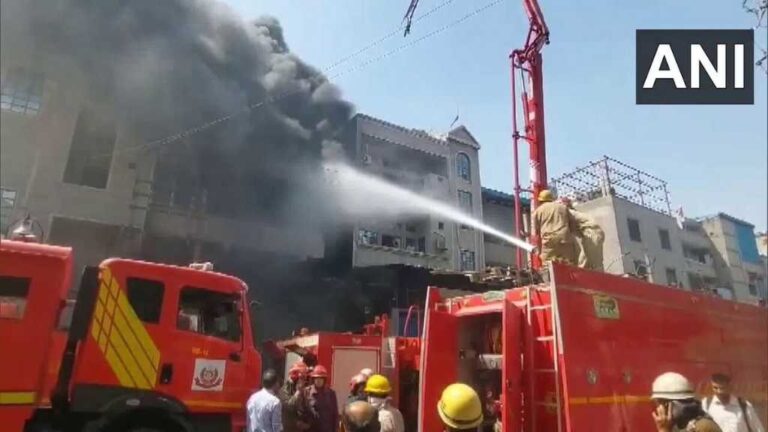 दिल्ली : ए‍क प्लास्टिक फैक्ट्री में लगी भीषण आग, दमकल की कई गाड़ियां मौके पर मौजूद