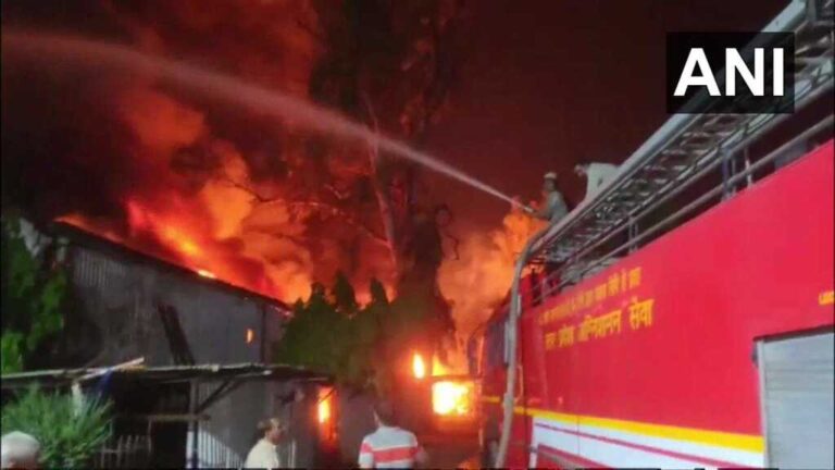 गाजियाबाद में फाइबर सीट फैक्ट्री में लगी भीषण आग, दमकल विभाग ने पाया काबू