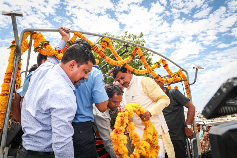 छिंदवाड़ा: शहीद कॉर्पोरल विक्की पहाड़े का पार्थिव शरीर पहुंचा गांव, CM डॉ. मोहन यादव ने दिया गार्ड ऑफ ऑनर