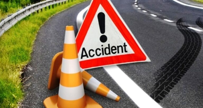 उप्र : ट्रक और कार की आमने-सामने से हुई टक्कर, 2 लोगों की मौत की खबर