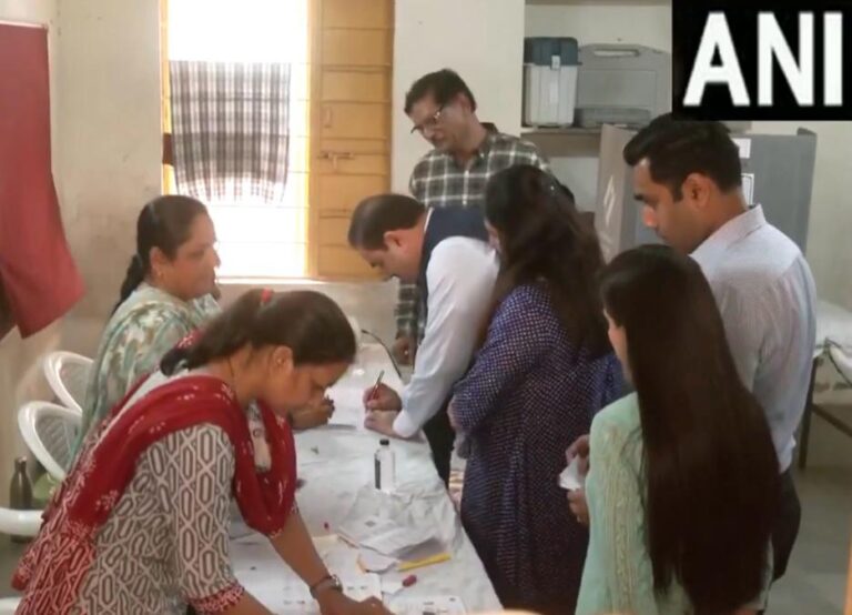 अहमदाबाद: अडानी ग्रुप के चेयरमैन गौतम अडानी ने अपना वोट डाला