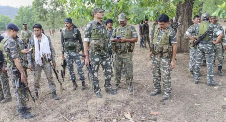 बीजापुर में सुरक्षाबलों और नक्सलियों के बीच मुठभेड़ जारी, 2 माओवादियों की ढे़र होने की खबर