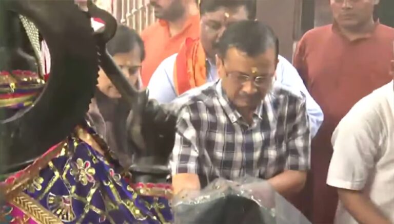 दिल्‍ली के CM अरविंद केजरीवाल ने कनॉट प्लेस के हनुमान मंदिर में की पूजा, आज से शुरू करेंगे चुनाव प्रचार