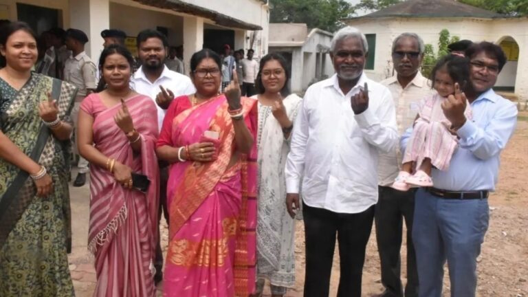 झारखंड के CM चंपई सोरेन ने परिवार के साथ डाला अपना वोट