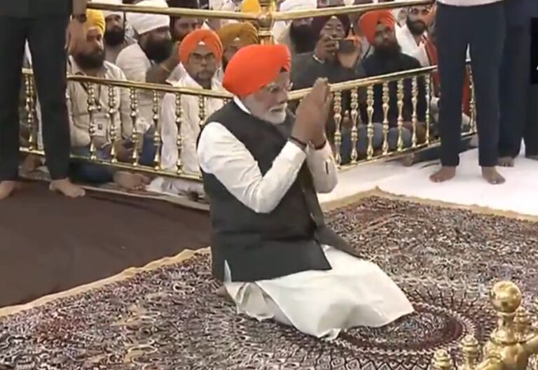 PM मोदी ने तख्त श्री हरिमंदिर जी पटना साहिब में टेका मत्था, अरदासियों को परोसा लंगर