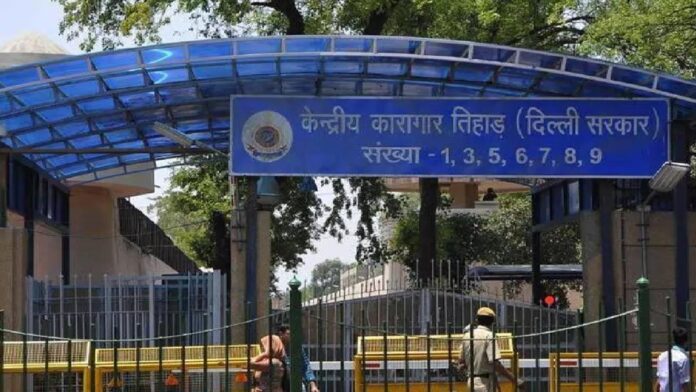 Tihar Jail Gang War: दिल्ली की तिहाड़ जेल में गैंगवार, बदमाशों ने कैदी को घोंपा चाकू