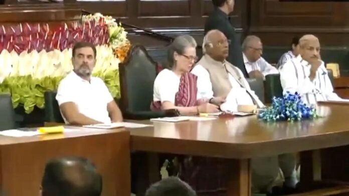 Congress Parliamentary Meeting: कांग्रेस संसदीय दल की नेता चुनी गईं सोनिया गांधी, खरगे के प्रस्ताव पर लगी मुहर
