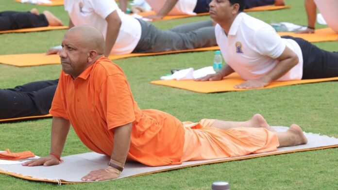 International Yoga Day पर सीएम योगी ने किया योगासन, बोले- योग सबके लिए है; इसमें कोई भेद नहीं...