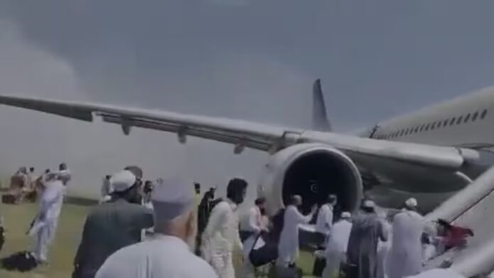 पाकिस्तान में सऊदी एयरलाइंस के विमान में लगी आग, पेशावर में कराई गई लैंडिंग; 276 यात्री थे सवार