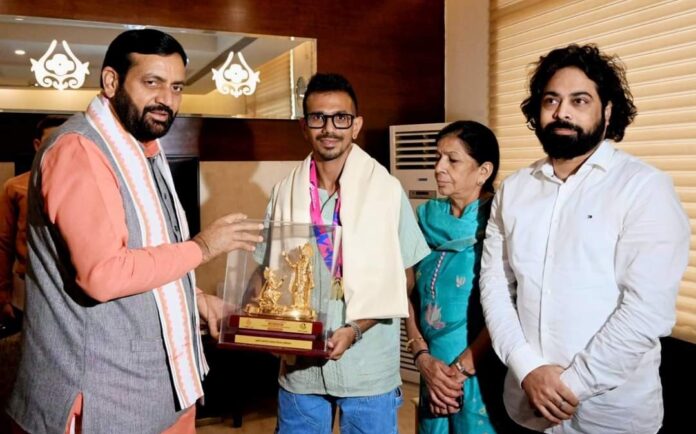 हरियाणा के सीएम नायब सिंह सैनी ने भारत के टी20 विश्व कप विजेता खिलाड़ी युजवेंद्र चहल को किया सम्मानित