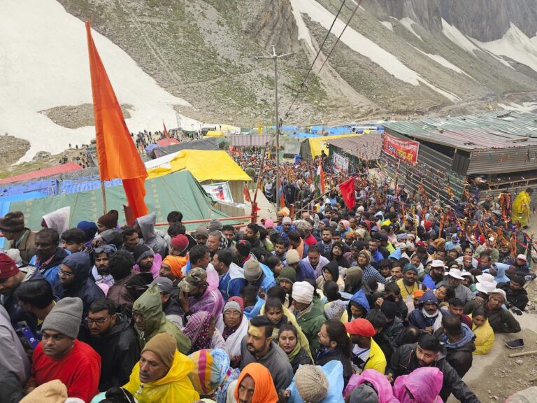 अमरनाथ तीर्थयात्रियों का एक और जत्था रवाना हुआ