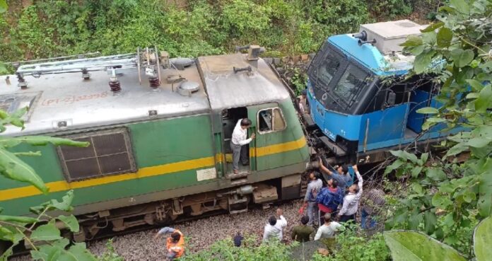 सोनभद्र: तेज बारिश से चुर्क में रेलवे ट्रैक पर गिरा मलबा, मालगाड़ी का इंजन व एक वैगन पटरी से उतरा