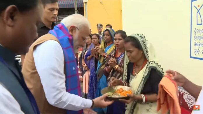 Odisha: PM Modi meets beneficiaries of PM Awas Yojana-Urban in Bhubaneswar